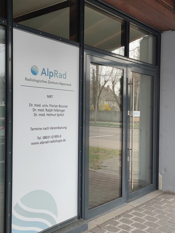 Außenfassade und Eingangsbereich der AlpRad-Praxis in Rosenheim/Aicherpark