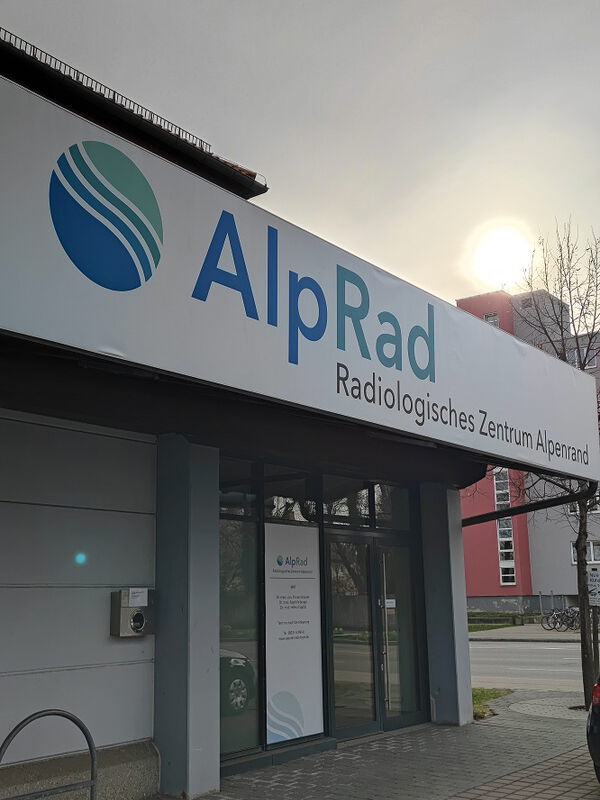 Außenfassade und Eingangsbereich der AlpRad-Praxis in Rosenheim/Aicherpark